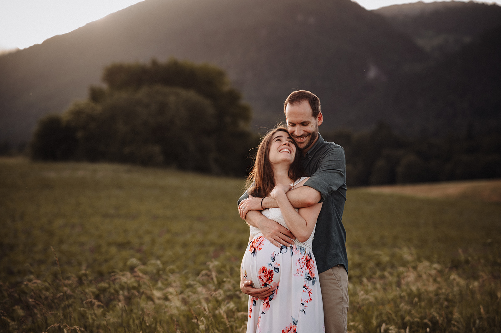Sonja und Mathieu im Abendlicht vor den Bergen